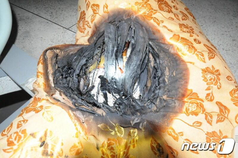 본문 이미지 - 과열로 훼손된 전기장판. ⓒ News1 DB