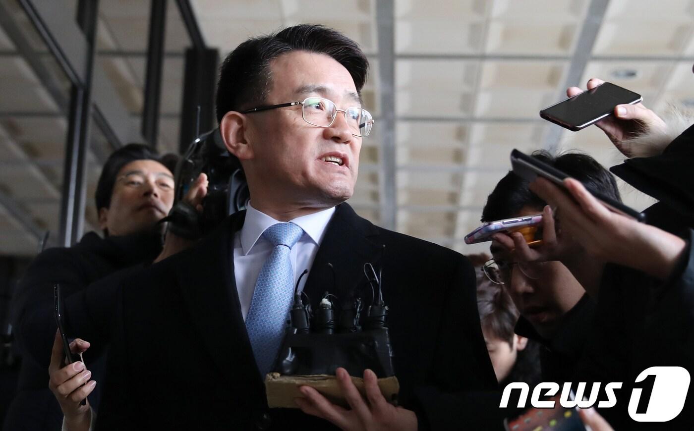 본문 이미지 - 세월호 참사 당시 유가족에 대한 불법 사찰을 지시했다는 의혹을 받는 이모 전 국군기무사령부(기무사) 사령관이 27일 오전 서울 서초구 서울중앙지검에 피의자 신분으로 출석하고 있다. 2018.11.27/뉴스1 ⓒ News1 구윤성 기자