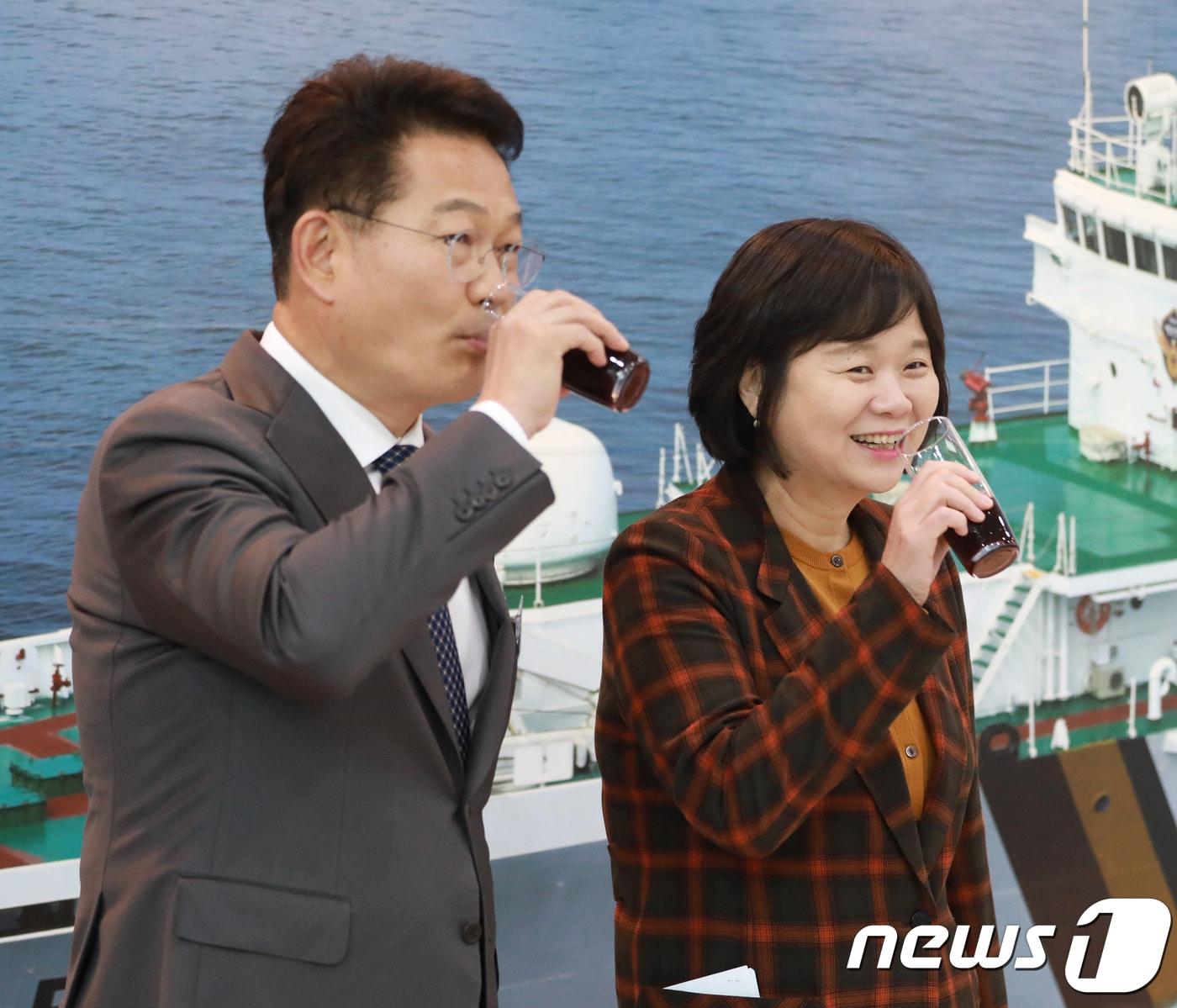 본문 이미지 - 2018년 11월 27일 오전 인천시 연수구 해양경찰청에서 열린 '해양경찰청 송도청사 입주식'이 열린 가운데 민주당 송영길의원과 정의당 이정미 의원이 음료수를 마시고 있다. ⓒ News1 DB