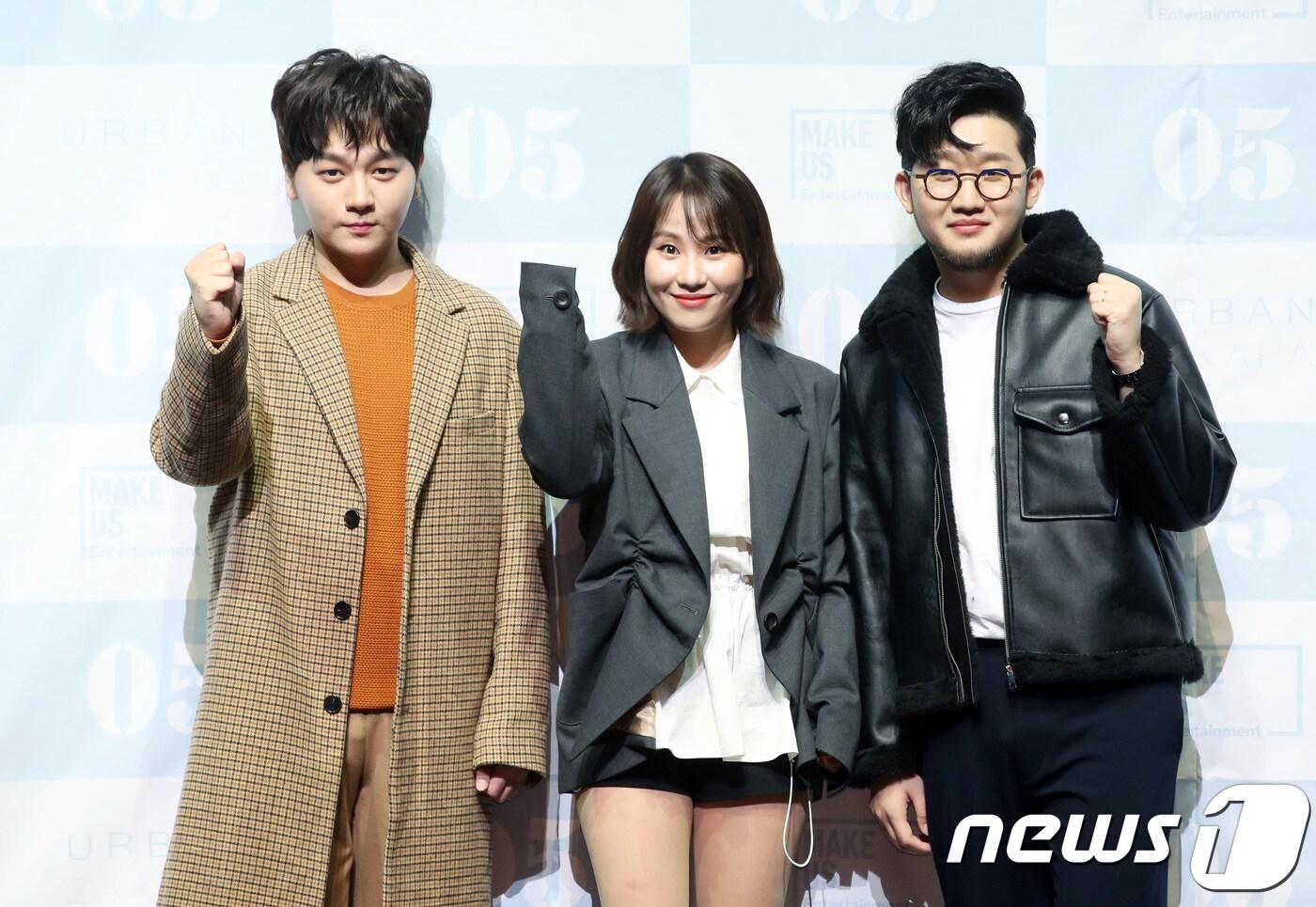 R&B 혼성 그룹 어반자카파 권순일(왼쪽부터), 조현아, 박용인이 27일 서울 서대문구 이화여자대학교 삼성홀에서 열린 정규앨범 ’05’ 발매 기념 프레스 쇼케이스에 참석해 포즈를 취하고 있다. 2018.11.27/뉴스1 ⓒ News1 권현진 기자