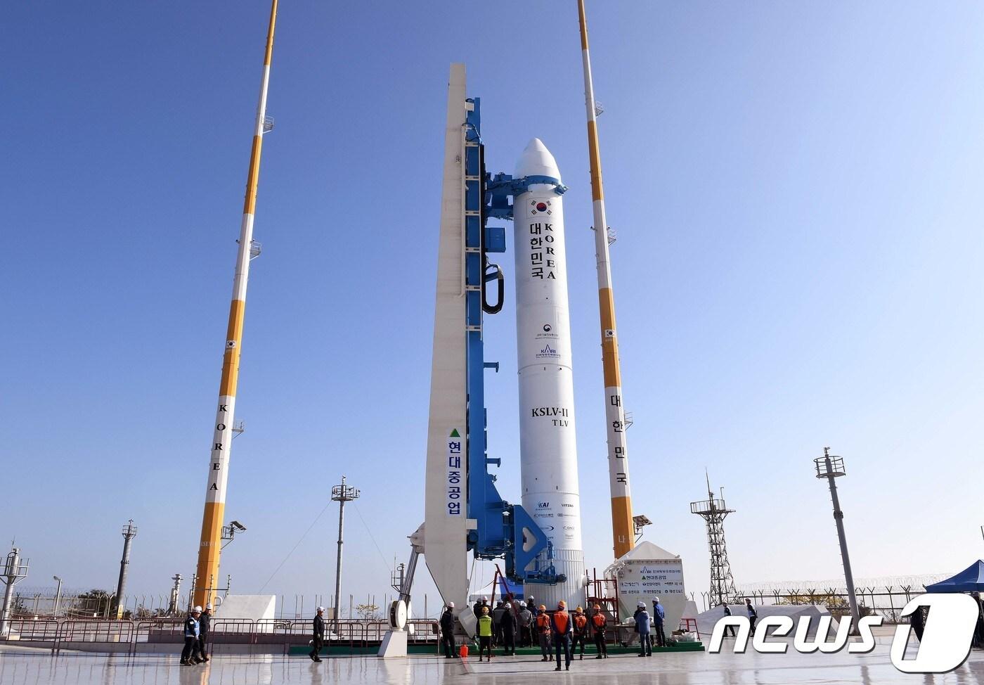 한국형발사체 &#39;누리호&#39;의 시험발사체가 27일 전남 고흥 나로우주센터 발사대에 기립돼 장착되고 있다. 시험발사체는 오는 28일 오후에 발사 예정이다.&#40;한국항공우주연구원 제공&#41;2018.11.27/뉴스1 ⓒ News1 최소망 기자
