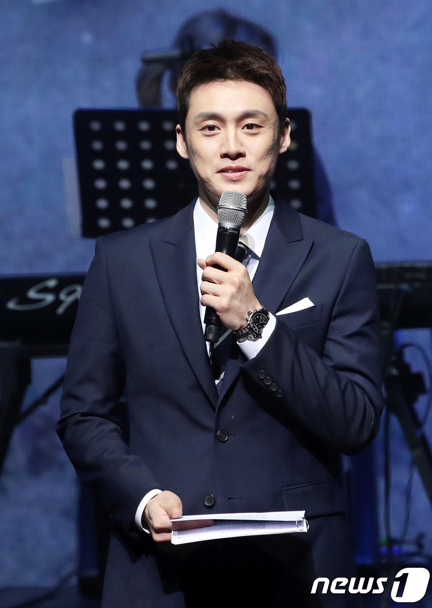 본문 이미지 - '사회적 거리두기'와 맞지 않는 행동으로 비판을 받고 있는 방송인 오상진 ⓒ News1 권현진 기자