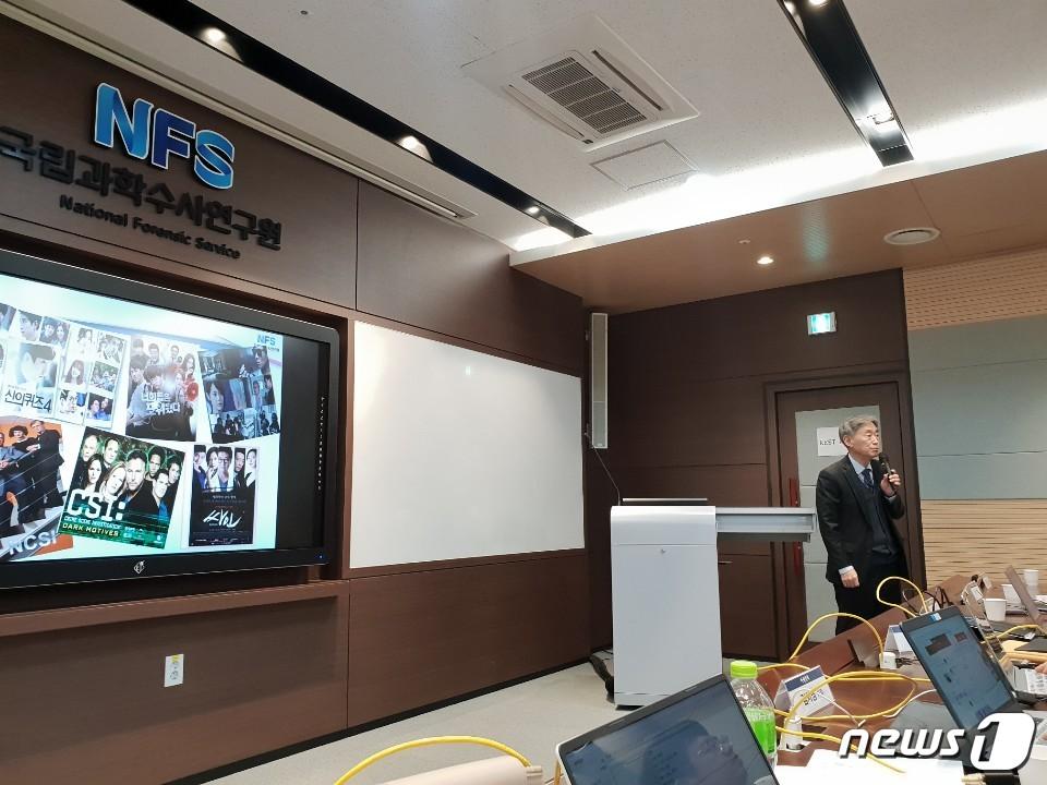 본문 이미지 - 최영식 국립과학수사연구원장이 27일 강원 원주 국립과학수사연구원 정책설명회에서 취재진에게 이야기를 하고 있다. ⓒ News1