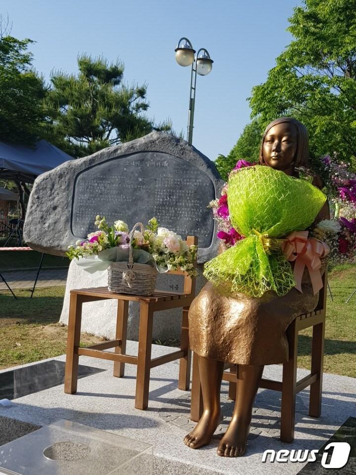 본문 이미지 - 충북 음성군 설설공원에 건립된 ‘평화의 소녀상’.ⓒ News1