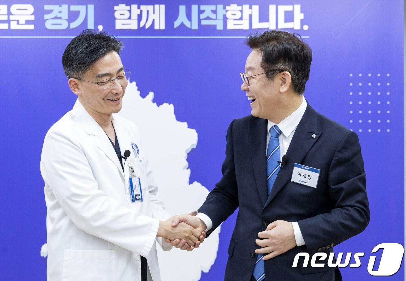 이재명 경기도지사와 이국종 경기남부권역 외상센터 센터장이 27일 오후 경기도청 도지사 집무실에서 열린 ‘경기도 중증외상환자 이송체계 구축 업무협약’ 체결 후 악수를 하고 있다. (경기도 제공) 2018.11.27/뉴스1 ⓒ News1 오장환 기자