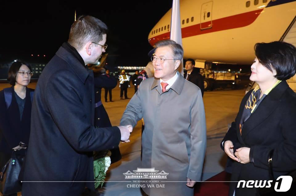본문 이미지 - 주요 20개국(G20) 정상회의 참석을 위해 순방길에 오른 문재인 대통령이 27일 오후(현지시간) 체코 프라하 바츨라프 하벨 국제공항에 도착해 노박 체코 대통령실 총무수석과 악수하고 있다. 오른쪽은 김정숙 여사.(청와대 페이스북) 2018.11.28/뉴스1