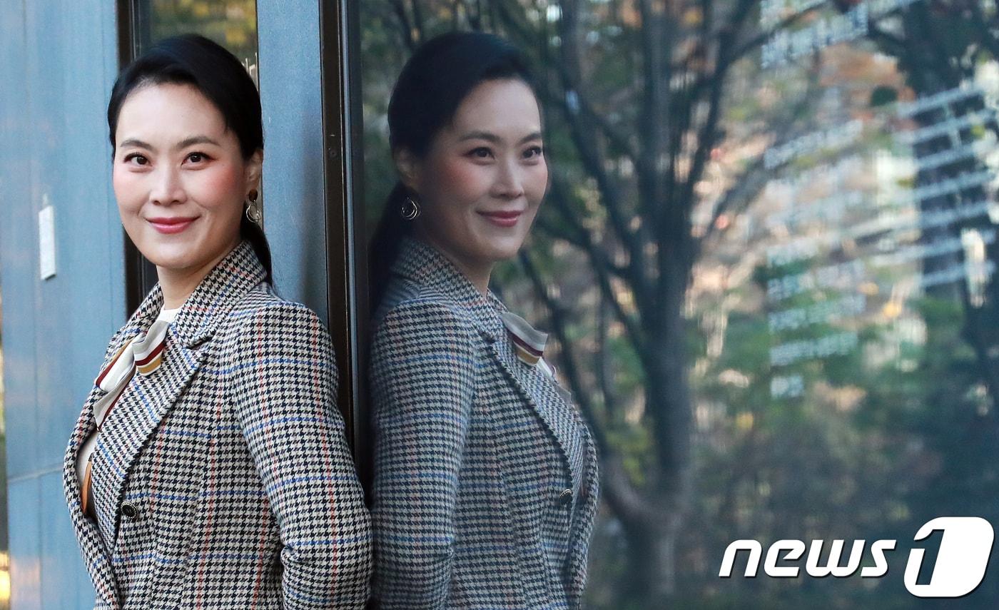 배우 김재화가 서울 종로구 뉴스1 사옥 인근에서 인터뷰 전 포즈를 취하고 있다. /뉴스1 ⓒ News1 이동원 기자