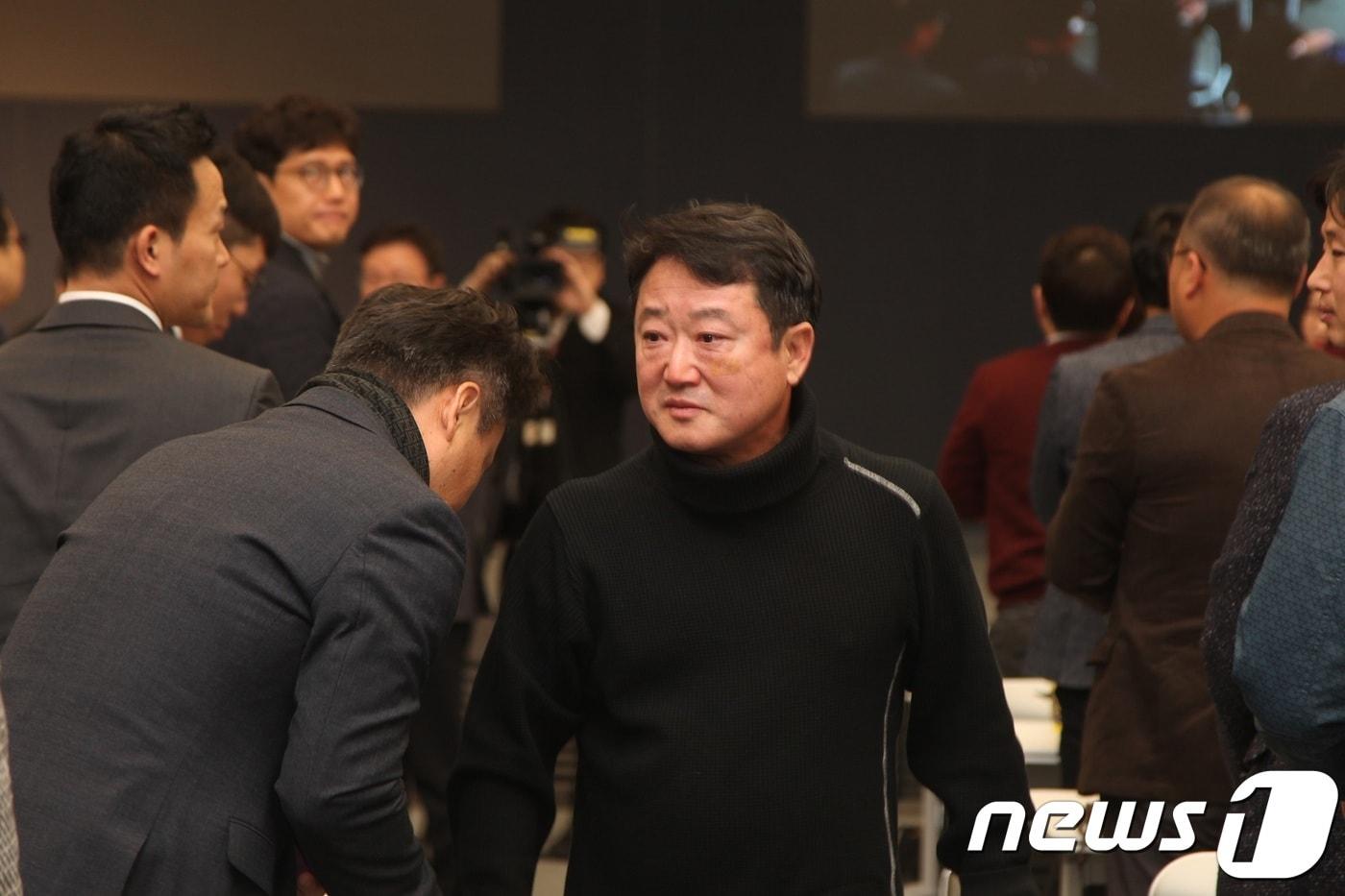 본문 이미지 - 28일 오전 서울 마곡동 코오롱원앤온리타워에서 자신의 퇴임을 밝힌 코오롱그룹 이웅열 회장이 임직원들과 악수를 나누며 눈물을 글썽이고 있다.ⓒ News1