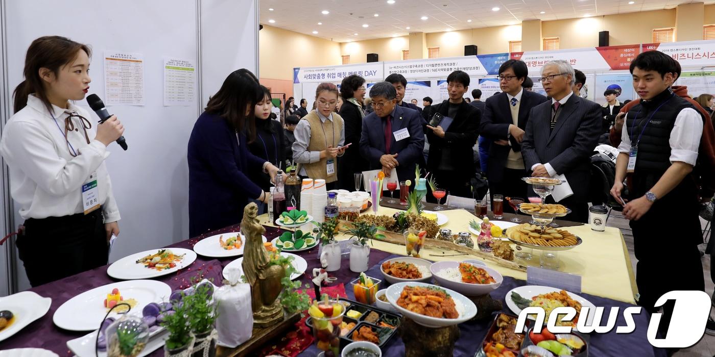 본문 이미지 - 28일 강원 한림성심대학교 관광레저센터에서 열린 산학 EXPO에서 한 학생이 참가자들에게 산학연계 교육과정에서 제작한 상품을 설명하고 있다 (한림성심대학교 제공) 2018.11.28/뉴스1