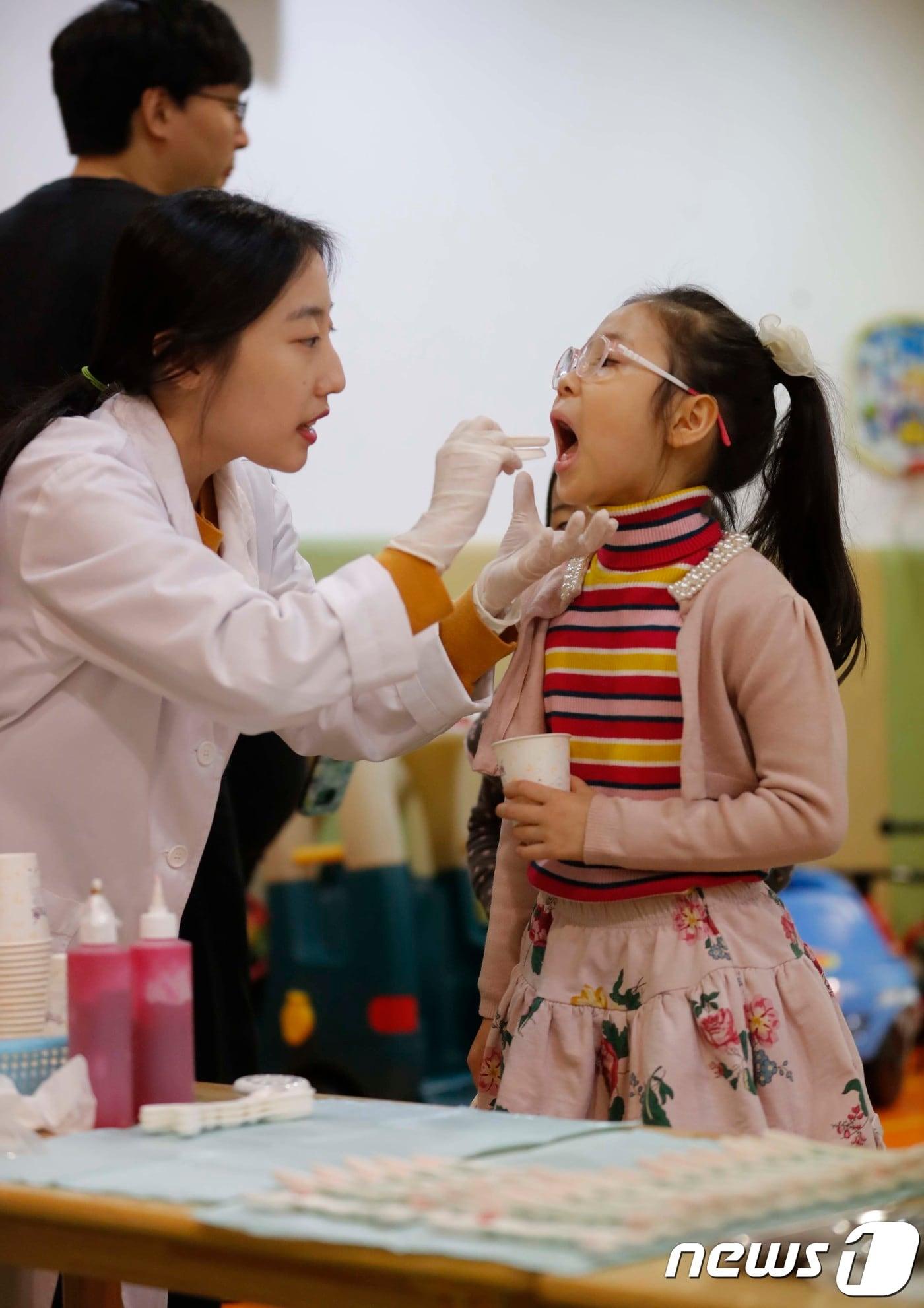 본문 이미지 - 어린이들이 불소도포를 하고 있는 모습(자료사진)/뉴스1