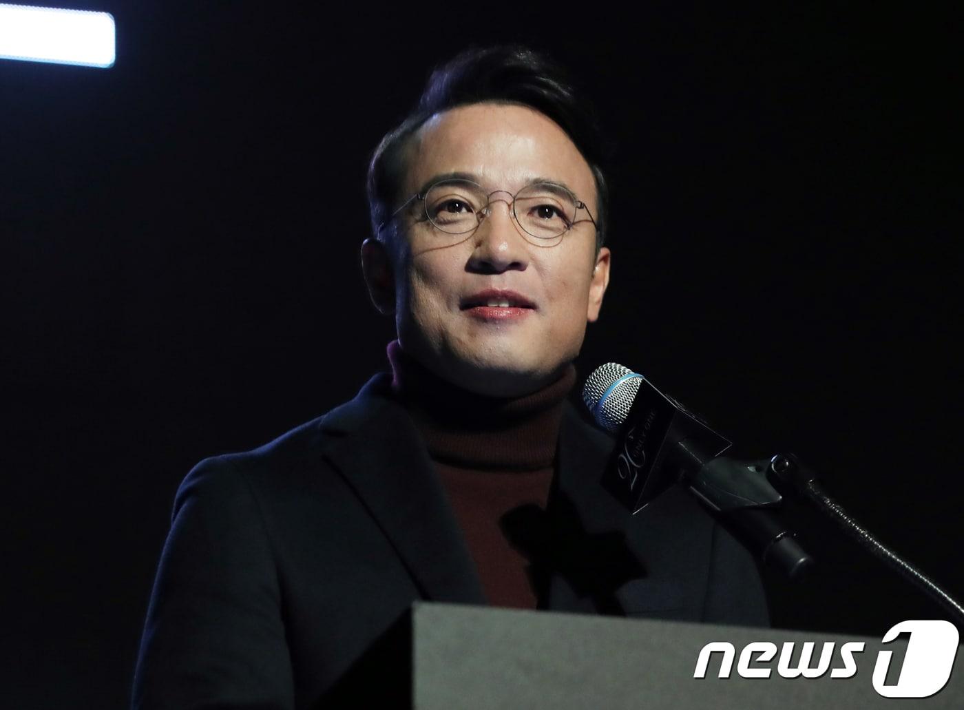 본문 이미지 - 김택진 엔씨(NC)소프트 대표가 서울 강남구 라움아트센터에서 열린 리니지 서비스 20주년 미디어 간담회 'ONLY ONE'에서 인사말을 하고 있다.2018.11.29/뉴스1 ⓒ News1 황기선 기자
