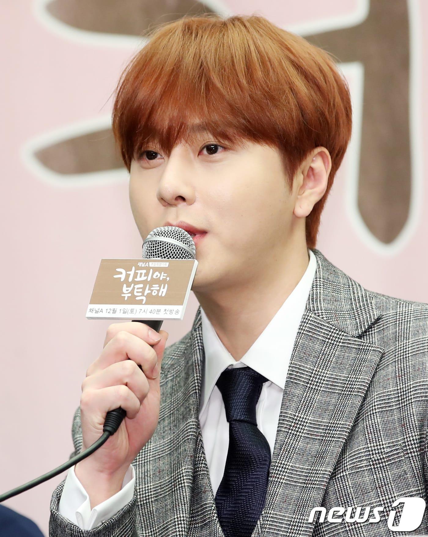 본문 이미지 - 하이라이트 용준형이 29일 오전 서울 마포구 상암동 스탠포드호텔 서울에서 열린 채널A 새 주말 특별기획 드라마 ‘커피야 부탁해’ 제작발표회에 참석해 인사말을 하고 있다. '커피야 부탁해'는 마법의 커피를 마신 뒤 미녀가 되어 짝사랑을 이루려는 귀뚱녀(귀여운데 뚱뚱한 여자)와, 사랑 따윈 믿지 않는 훈남 웹툰 작가의 아슬아슬한 로맨틱 코미디 드라마다. 2018.11.29/뉴스1 ⓒ News1 권현진 기자