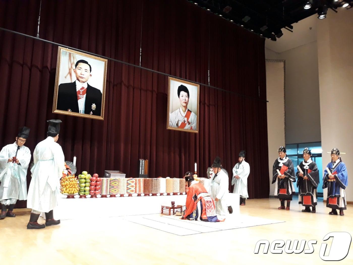 본문 이미지 - 충북 옥천군 관성회관에서 열린 옛 육영수 여사 숭모제(자료사진) /뉴스1