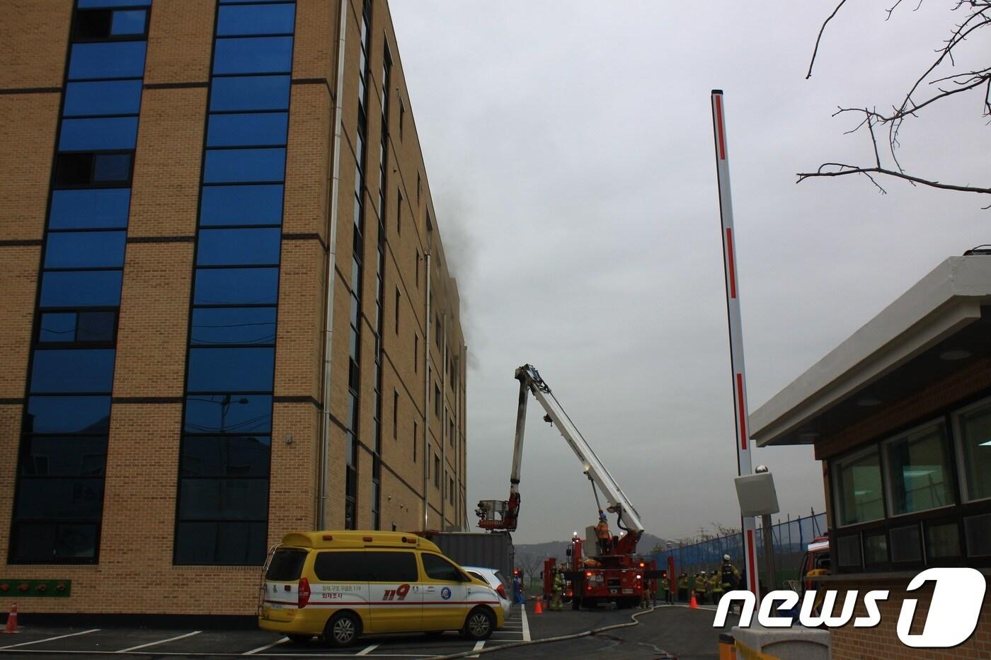 본문 이미지 - 29일 오후 2시4분께 인천시 서구 오류동 전자부품 제조 공장 4층에서 불이 나 신고를 받고 출동한 소방대원이 진화작업을 벌이고 있다.(서부소방서 제공)2018.11.29/뉴스1 ⓒ News1 박아론 기자