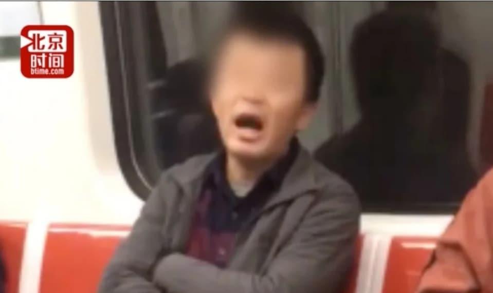 본문 이미지 - 할로윈 복장을 한 젊은이에게 호통치고 있는 남성 - 웨이보 갈무리