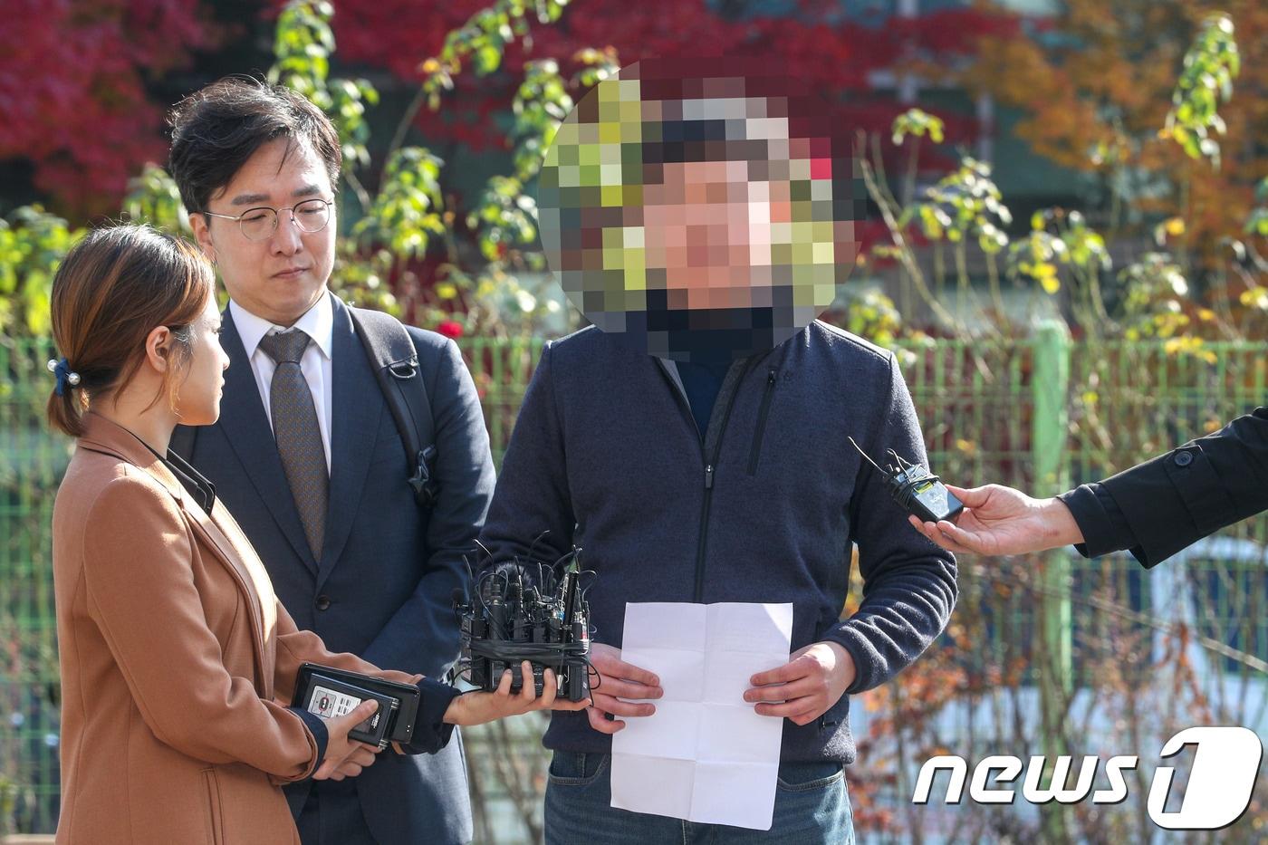 양진호 한국미래기술 회장 폭행 피해자 강모 씨가 3일 오후 경기도 수원시 경기남부지방경찰청에 고소인 자격으로 변호인과 함께 출석하던 중 자신의 입장을 밝히고 있다. 피해자 강모 씨는 "나는 양회장이 가한 폭행 피해자인 동시에 나의 인격을 무참히 짓밟은 영상을 촬영하고 소장한 양 회장의 몰카 피해자다＂며 ＂양 회장 자신이 저지른 과오에 대해 법의 심판을 받게 되길 간절히 원한다＂고 밝혔다. 2018.10.3/뉴스1 ⓒ News1 성동훈 기자