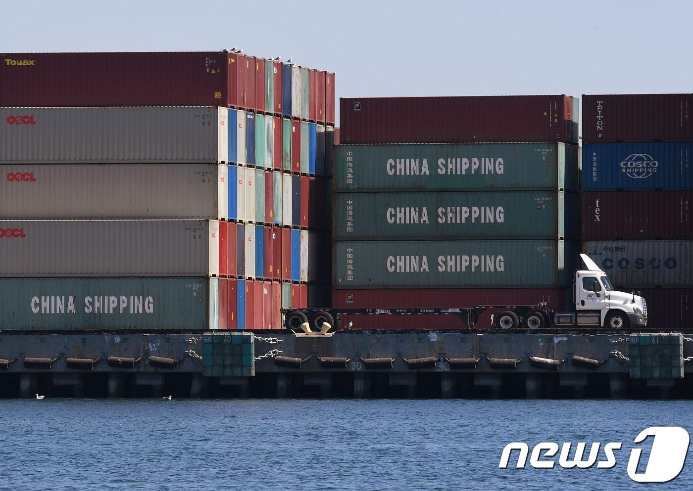 미국 로스엔젤레스 카운티의 롱비치 항구에서 하역되고 있는 중국 선적 컨테이너. ⓒ AFP=뉴스1