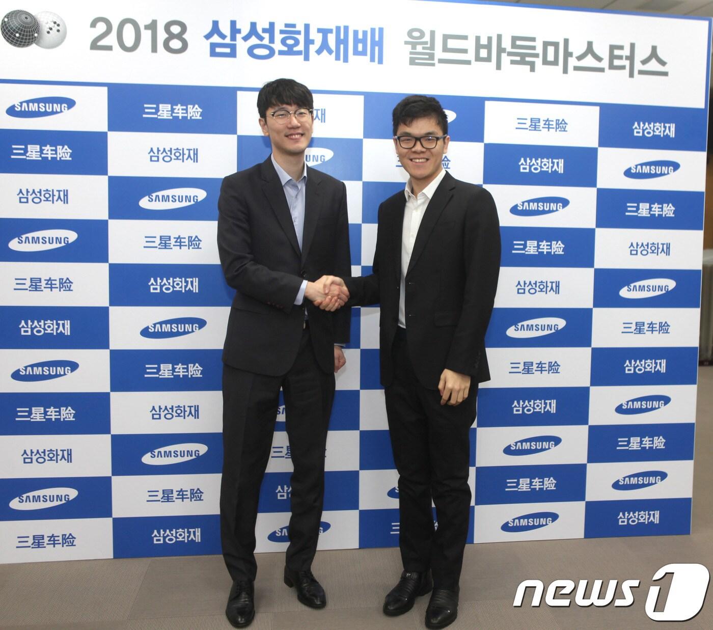 본문 이미지 - 2018 삼성화재배 결승에 오른 안국현 8단(왼쪽)과 중국의 커제 9단 (온스포츠 제공)ⓒ News1