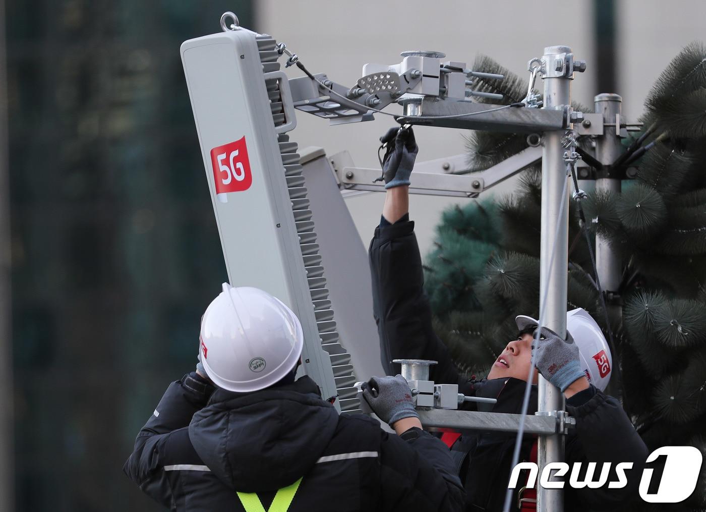 본문 이미지 - 28㎓ 5G 구축을 놓고 올해 국정감사에서도 문제 제기가 이어질 전망이다. 이동통신 3사의 28㎓ 대역 5G 기지국 의무 구축 이행률은 지난 8월 기준을 0.35%에 불과하다. 2018.11.30/뉴스1 ⓒ News1 이재명 기자