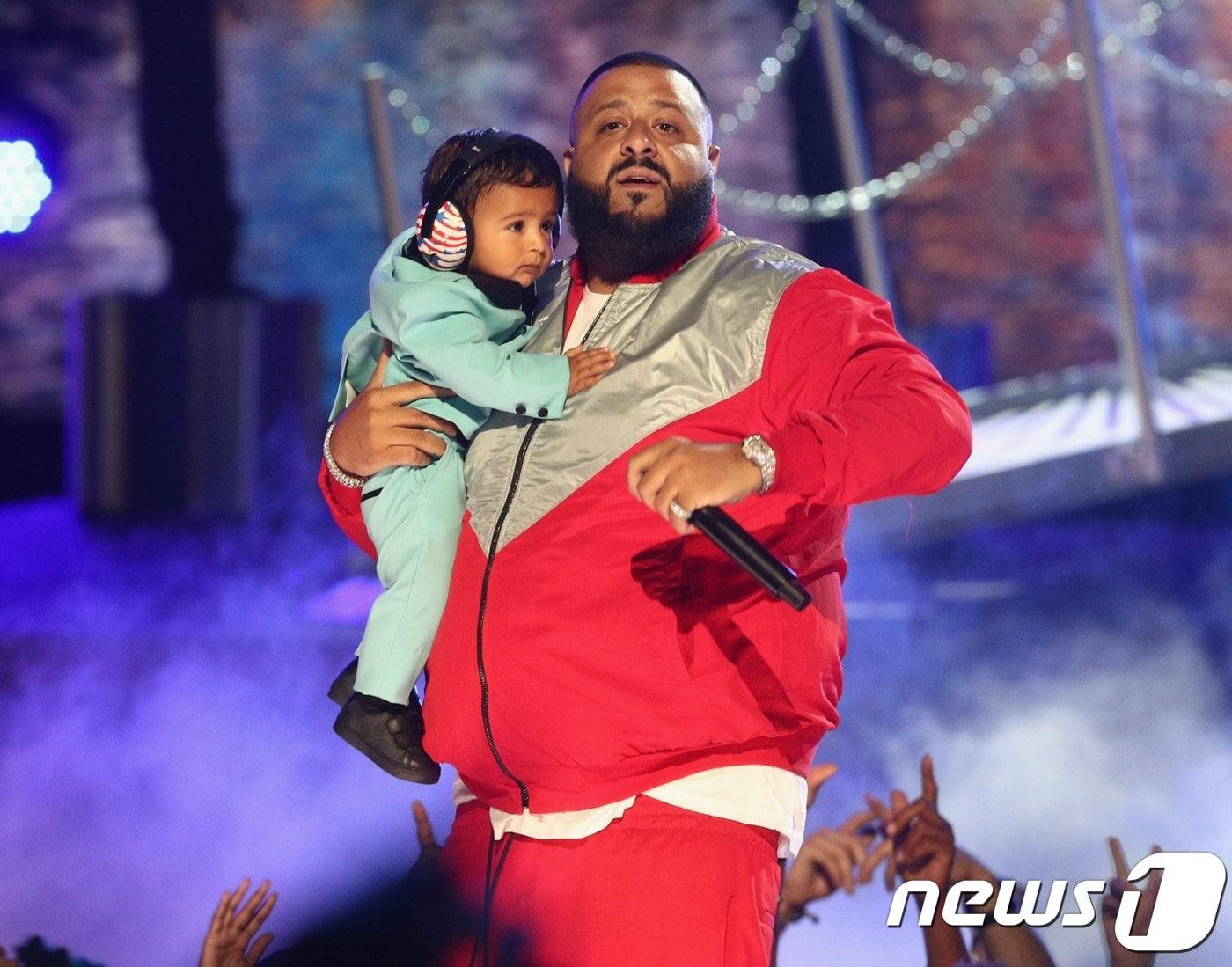 본문 이미지 - DJ Khaled와 세계적인 인기를 얻고 있는 그의 아들ⓒ AFP=뉴스1