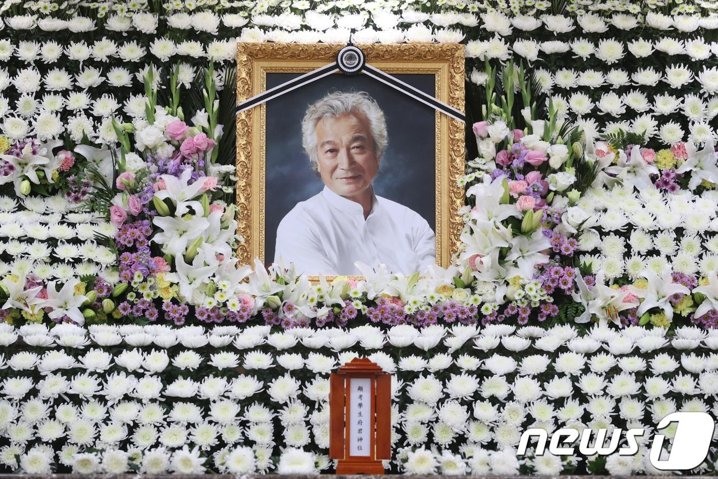 본문 이미지 - 4일 오전 폐암으로 별세한 배우 신성일(81) 씨의 빈소가 서울아산병원 장례식장에 마련됐다. 신성일은 지난해 6월 폐암 3기 판정을 받고 항암치료를 받아왔다. 영화 '맨발의 청춘'으로 유명한 신성일은 1960년 영화 '로맨스 빠빠'로 데뷔 후 영화를 중심으로 다수의 히트작에 출연, 국민배우로 등극했다. 2018.11.4/뉴스1 ⓒ News1 사진공동취재단