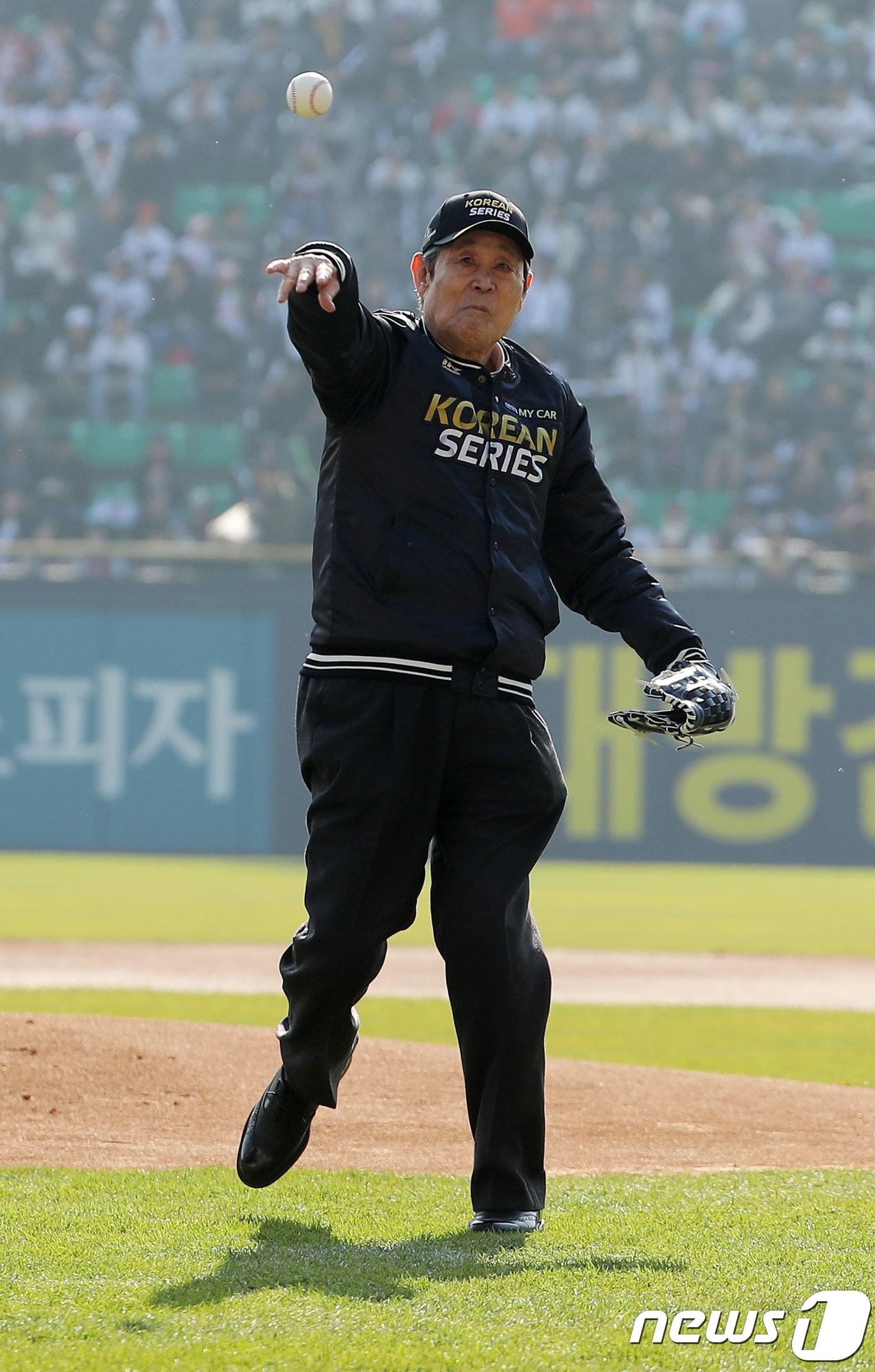 본문 이미지 - 4일 오후 서울 송파구 잠실야구장에서 열린 2018 프로야구 신한은행 마이카 KBO 한국시리즈 1차전 두산 베어스와 SK 와이번스의 경기에 앞서 야구원로 어우홍 감독이 시구하고 있다. 어우홍 감독은 1982년 국가대표 감독 시절 아시아 국가로는 최초로 세계야구선수권 대회에서 우승을 거머쥐었다. 2018.11.4 ⓒ 뉴스1 구윤성 기자