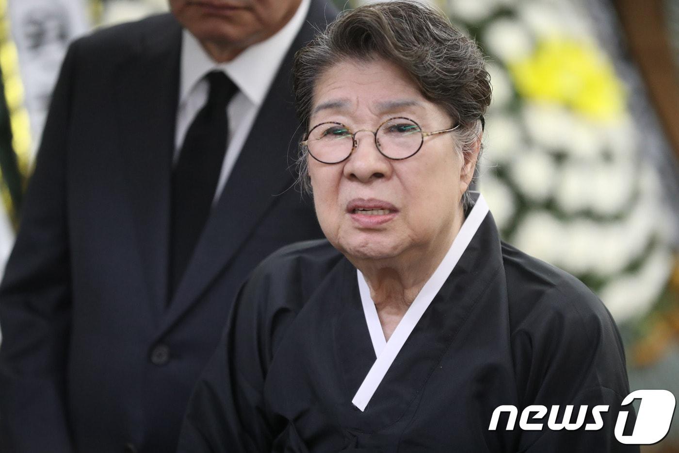 배우 엄앵란이 4일 오후 서울 송파구 풍납동 서울아산병원 장례식장에 마련된 신성일 씨의 빈소에서 취재진에 심경을 밝히고 있다. 2018.11.4/뉴스1 ⓒ News1 사진공동취재단