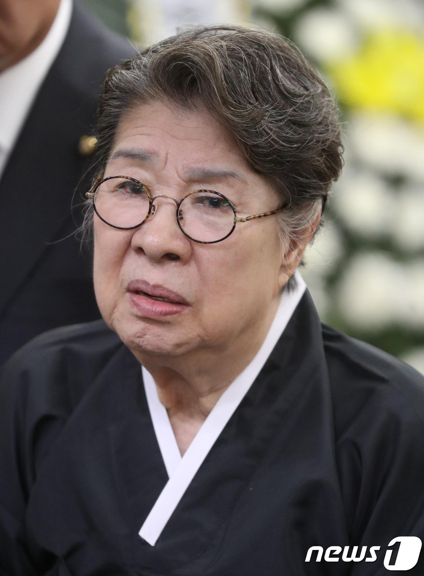 본문 이미지 - 배우 엄앵란이 4일 오후 서울 송파구 풍납동 서울아산병원 장례식장에 마련된 신성일 씨의 빈소에서 취재진에 심경을 밝히고 있다. 2018.11.4/뉴스1 ⓒ News1 사진공동취재단