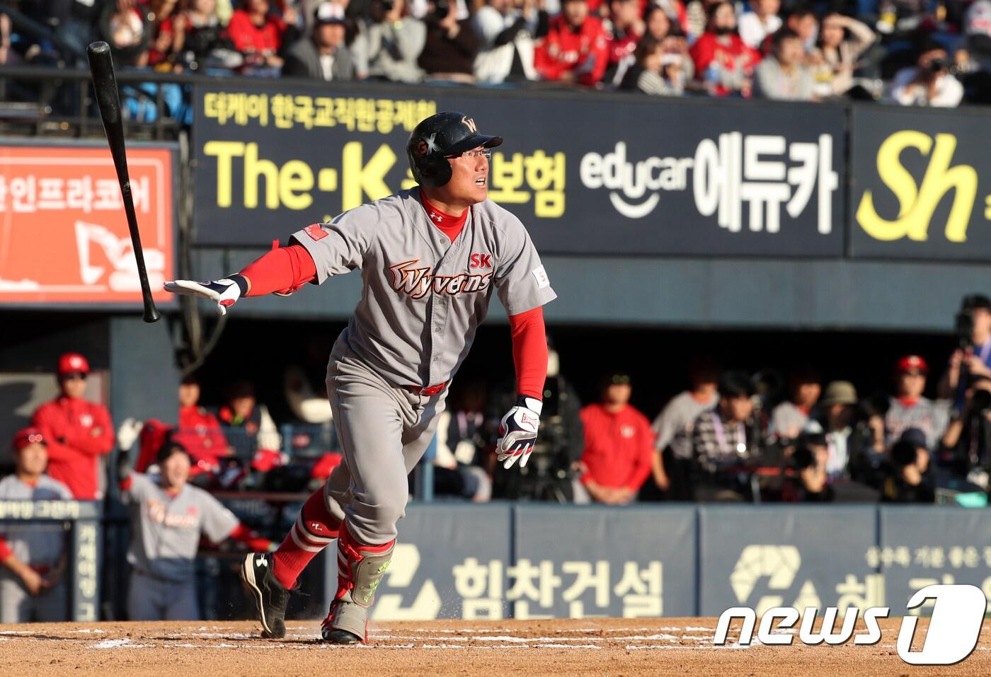 4일 서울 송파구 잠실야구장에서 열린 프로야구 2018 KBO 한국시리즈 1차전 두산 베어스와 SK 와이번스 경기에서 6회초 2사 2루상황 SK 박정권이 투런 홈런을 친후 타구를 바라보고 있다. 2018.11.4/뉴스1 ⓒ News1 박세연 기자