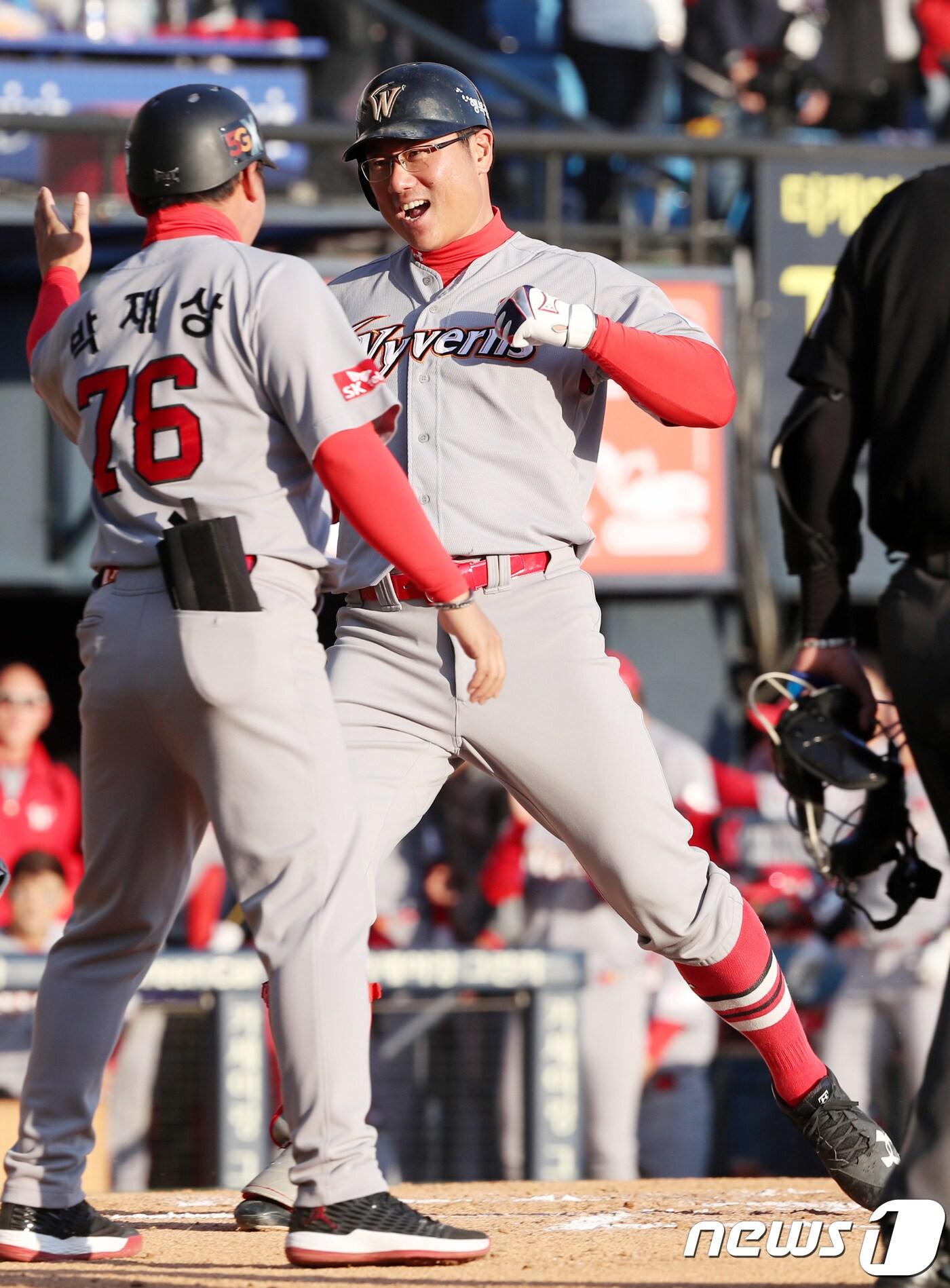 본문 이미지 - 4일 서울 송파구 잠실야구장에서 열린 프로야구 2018 KBO 한국시리즈 1차전 두산 베어스와 SK 와이번스 경기에서 6회초 2사 2루상황 SK 박정권이 투런 홈런을 친후 홈인해 환호하고 있다. 2018.11.4/뉴스1 ⓒ News1 박세연 기자