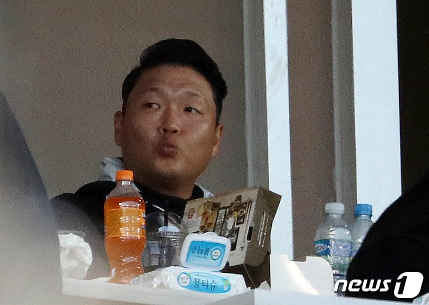 본문 이미지 - SBS '그것이 알고싶다'에서는 트위터를 통해 가수 싸이의 장인이자 신천지 이만희 총회장의 스승으로 알려진 유재열과 관련해 제보를 요청했다 /뉴스1 ⓒ News1 박세연 기자