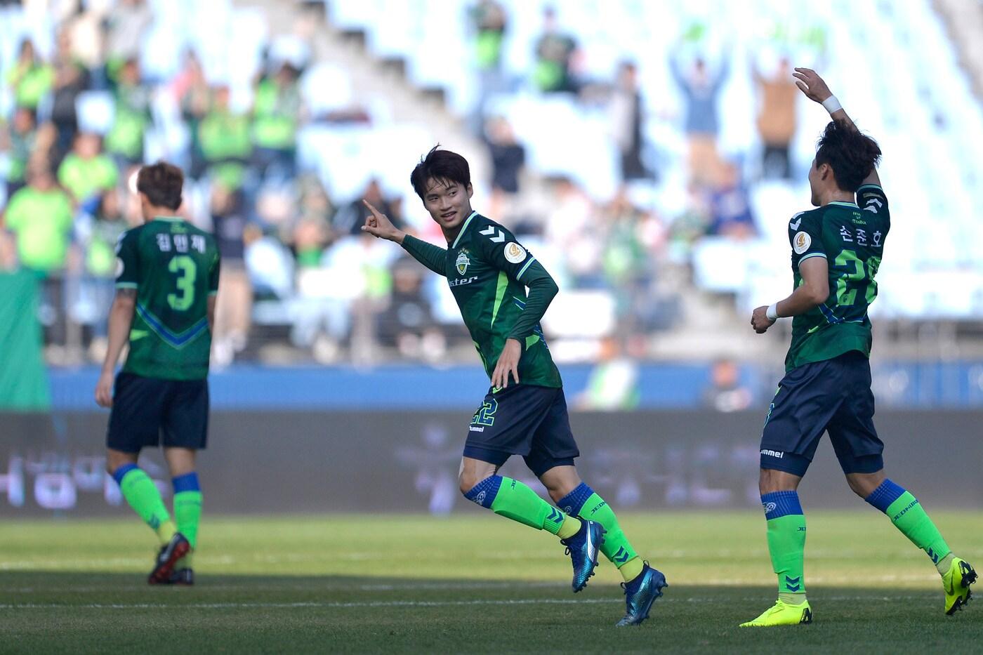 본문 이미지 - 김진수가 부상 복귀골을 터뜨린 전북현대가 울산현대를 3-1로 제압했다. (전북현대 제공) ⓒ News1