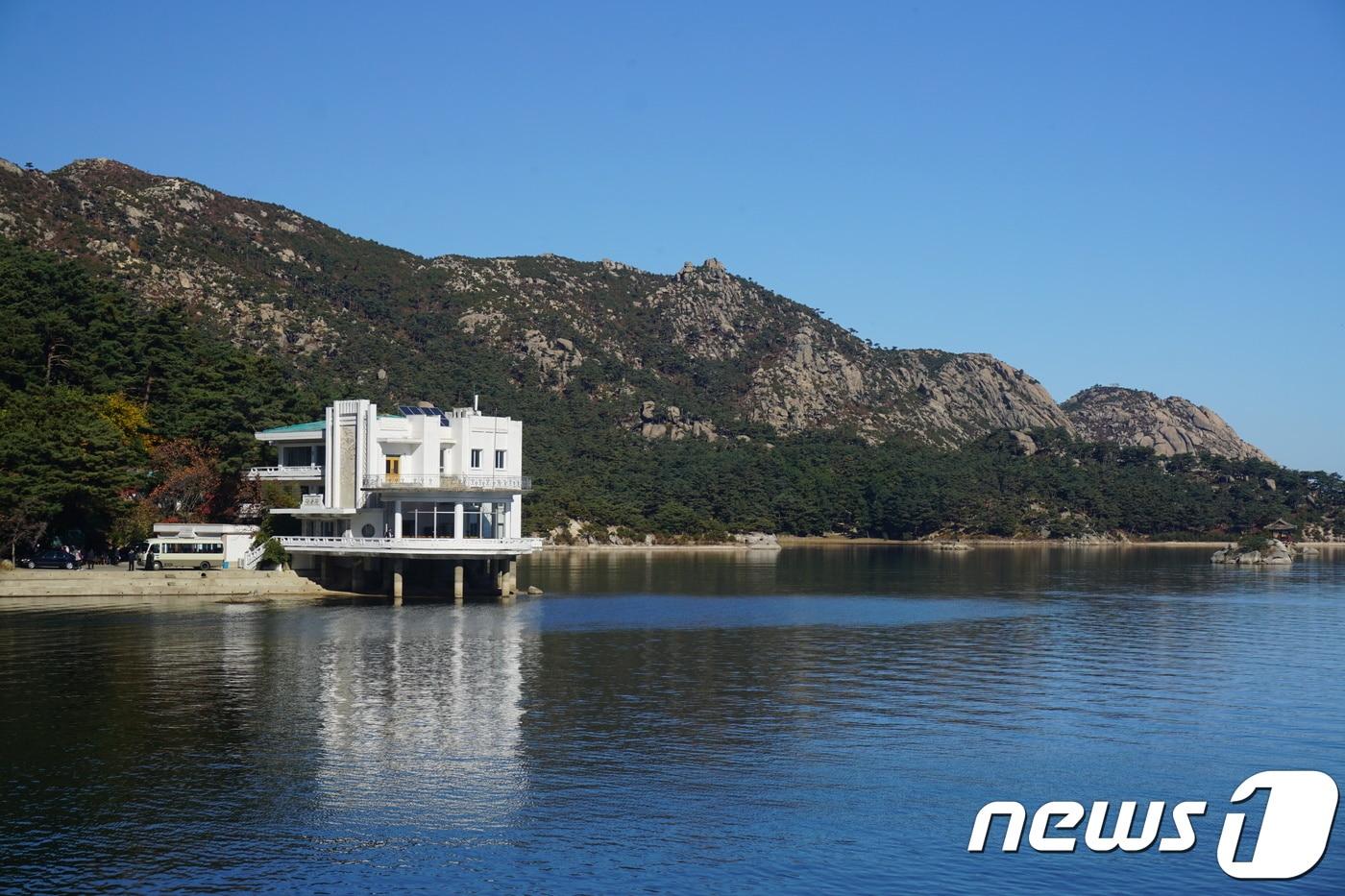 금강산 삼일포의 가을 풍경. 하얀 집은 '단풍관'이라는 이름의 휴게소. 2018.11.5/뉴스1 ⓒ News1 서재준 기자