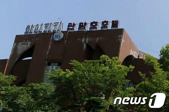 본문 이미지 - 충북 충주시 수안보 와이키키호텔이 방치된 지 19년 만에 감성 호텔로 개발된다. 사진은 와이키키호텔.(뉴스1 DB)2021.5.7/ⓒ News1