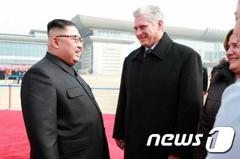본문 이미지 - 김정은 북한 국무위원장과 미겔 디아스 카넬 쿠바 국가평의회 의장. (자료사진) 2018.11.5/뉴스1