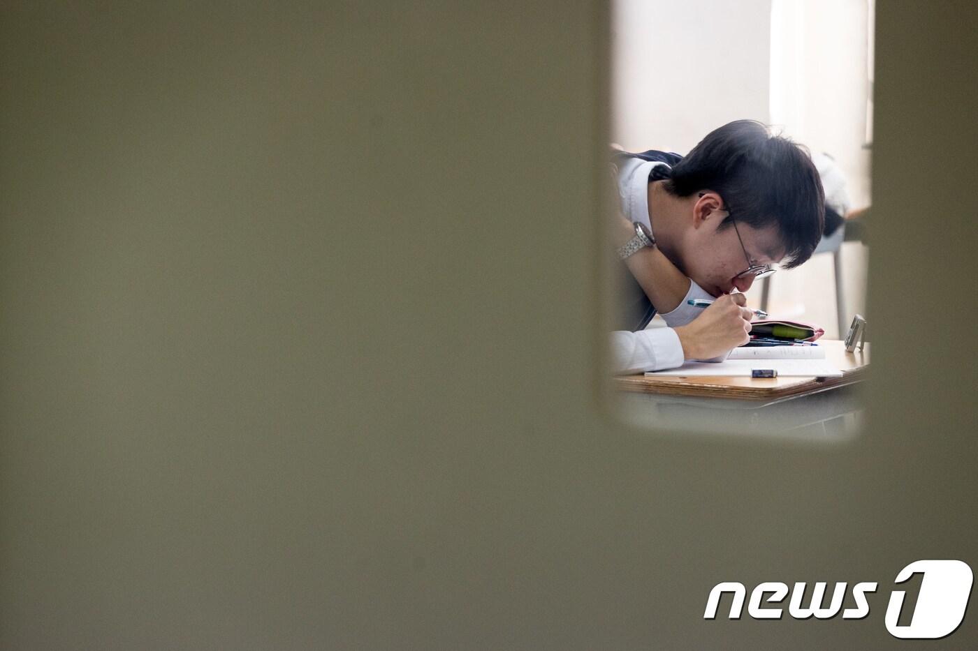 2019학년도 대학수학능력시험을 열흘 앞둔 지난 5일 서울 용산구 용산고등학교에서 고3 수험생이 자율학습을 하고 있다. /뉴스1 ⓒ News1