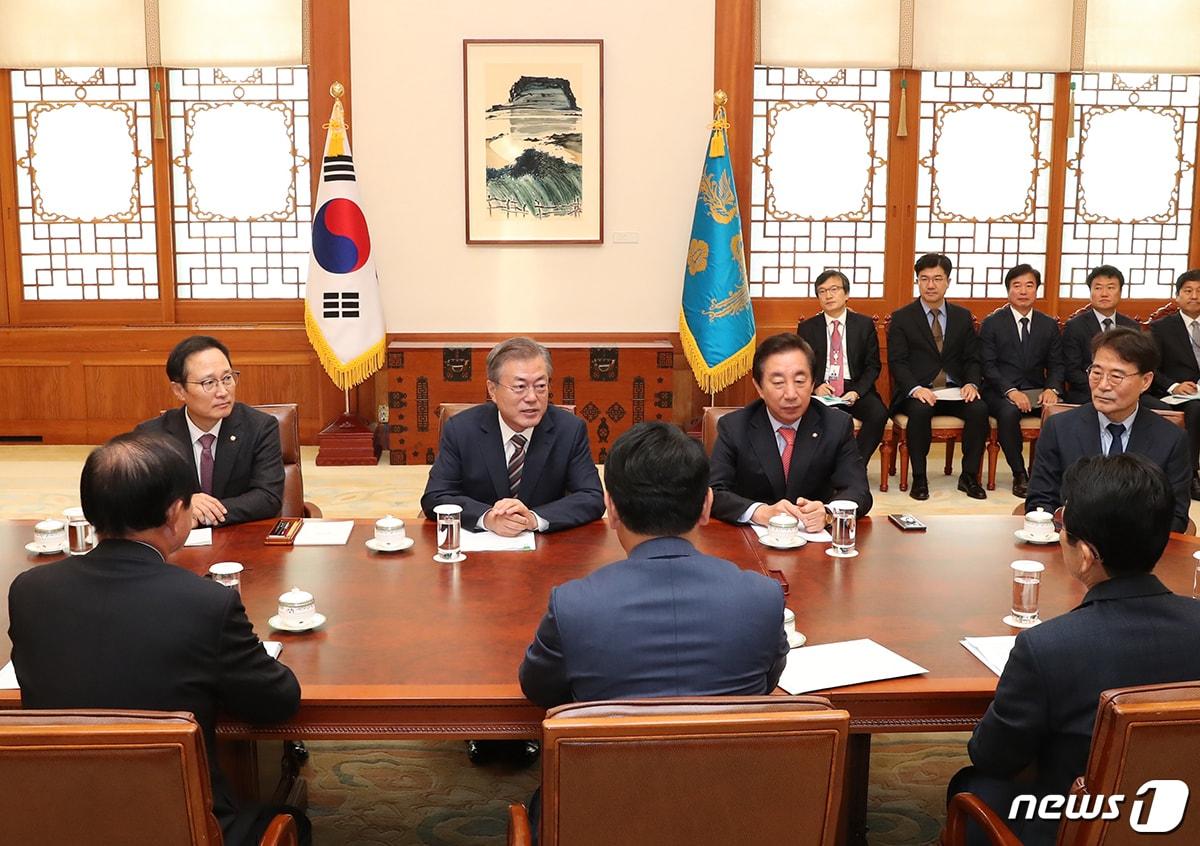 본문 이미지 - 문재인 대통령이 지난 2018년 11월5일 청와대 본관 접견실에서 제1차 여야정 국정상설협의체 회의를 주재하고 있는 모습. 당시 회의에는 문 대통령을 비롯해 국회에서 홍영표 더불어민주당 원내대표·김성태 자유한국당 원내대표·김관영 바른미래당 원내대표·장병완 민주평화당 원내대표·윤소하 정의당 원내대표 등이 참석했다. (청와대 제공) 2018.11.5/뉴스1