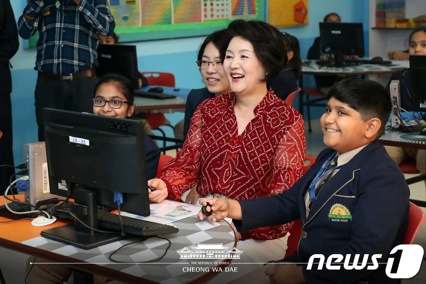 문재인 전 대통령 부인 김정숙 여사가 2018년 오전(현지시간) 인도 뉴델리 ASN 종합 학교를 방문해 학생들과 함께 IT 기술을 이용한 수업을 체험하고 있다. 김석기 국민의힘 의원은 해당 블라우스에 무단 반출 의혹을 제기했다. (청와대 페이스북) 2018.11.5/뉴스1