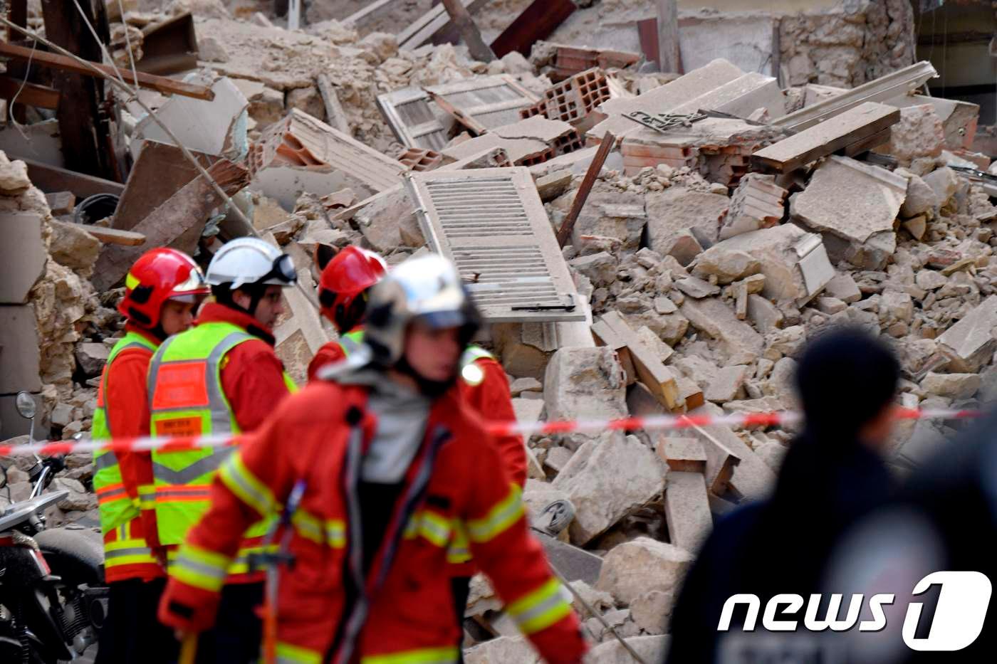 지난 2018년 11월 프랑스 마르세유에서 지어진 지 100년이 넘은 주거용 건물 2채가 갑자기 무너져 잔해가 길거리를 뒤덮은 모습이 보인다. 2018.11.5ⓒ AFP=뉴스1 ⓒ News1 우동명 기자