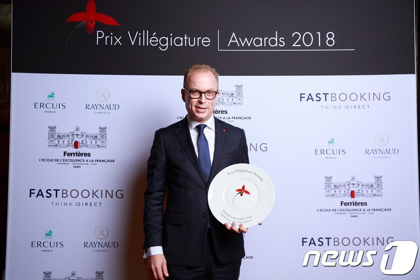 지난 10월 15일 프랑스 파리에서 열린 2018 빌리제뚜르 어워드 시상식에서 몰튼 앤더슨(Morten Andersen) 시그니엘서울 총지배인이 포즈를 취하고 있다.ⓒ News1