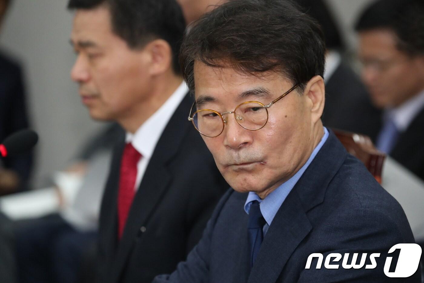 전 고려대 교수인 장하성 주중 한국대사가 대통령비서실 정책실장 때 국회에 출석한 모습. 2018.11.6/뉴스1 ⓒ News1 김명섭 기자