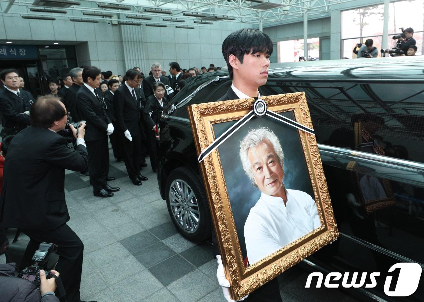 6일 오전 서울 송파구 서울아산병원 장례식장에서 배우 고(故) 신성일(강신성일)의 발인이 엄수되고 있다. 신성일은 지난 4일 오전 지병이던 폐암으로 세상을 떠났으며 장지는 경북 영천 선영에 마련된다. 신성일은 1960년 영화 '로맨스 빠빠'로 데뷔 후 '맨발의 청춘' 등 다수의 히트 영화에 출연하며 국민배우로 등극했다. 2018.11.6/뉴스1 ⓒ News1 신웅수 기자