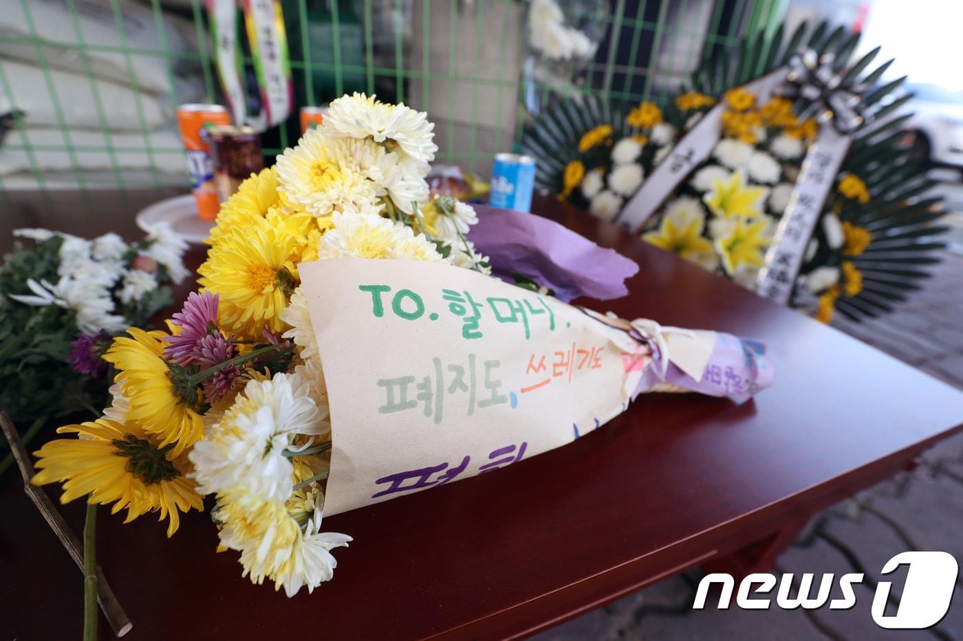 6일 거제 살인사건 현장인 경남 거제시 고현동  선착장 인근에 마련된 피해자 추모공간에 놓인 국화와 음식. 2018.11.6/뉴스1 ⓒ News1 여주연 기자