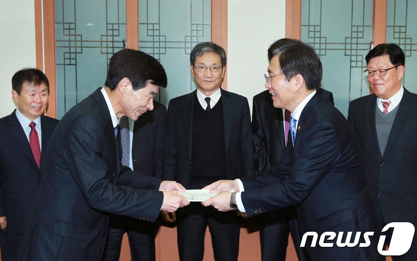 본문 이미지 - 성윤모 장관이 서울 여의도 한국전력공사 집무실에서 제3차 에기본 워킹그룹의 권고안을 받고 있다. /뉴스1 DB