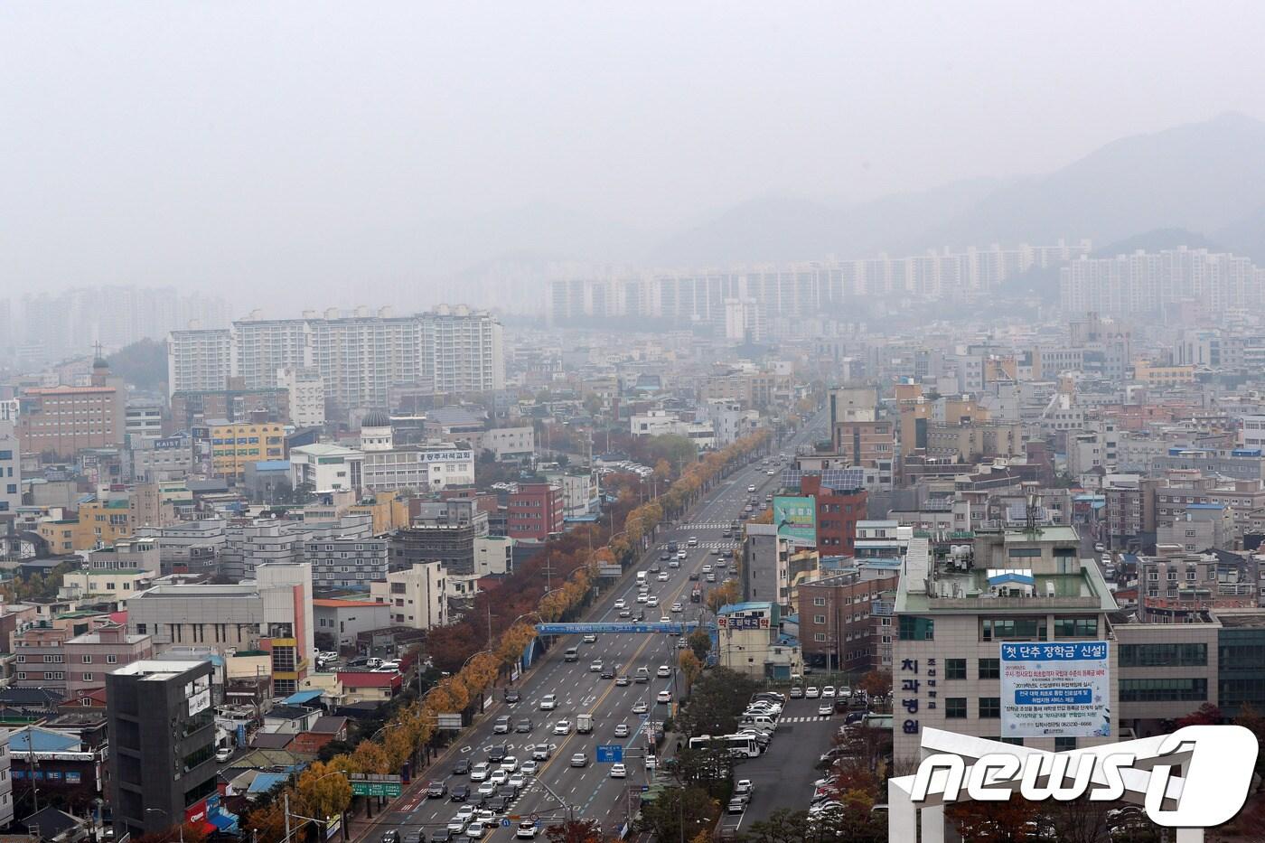 광주시 전역에 초미세먼지(PM-2.5) 주의보가 내려진 7일 오전 광주 동구 조선대학교에서 내려다본 도심이 미세먼지에 의해 뿌옇게 가려져 있다.2018.11.7/뉴스1 ⓒ News1