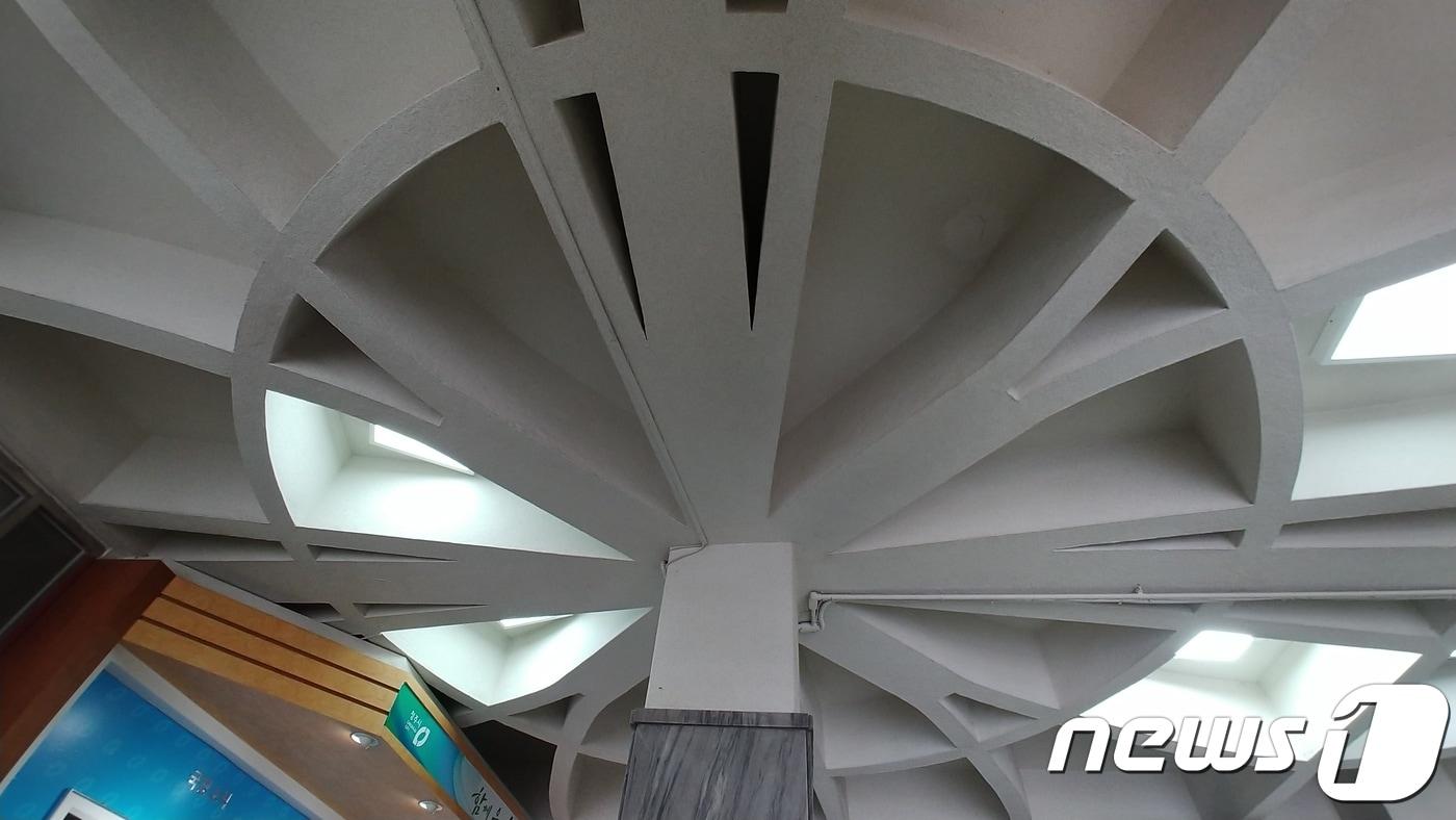 본문 이미지 - 욱일기 형상화 논란이 일고 있는 청주시청 본관 1층 천장 구조물ⓒ News1