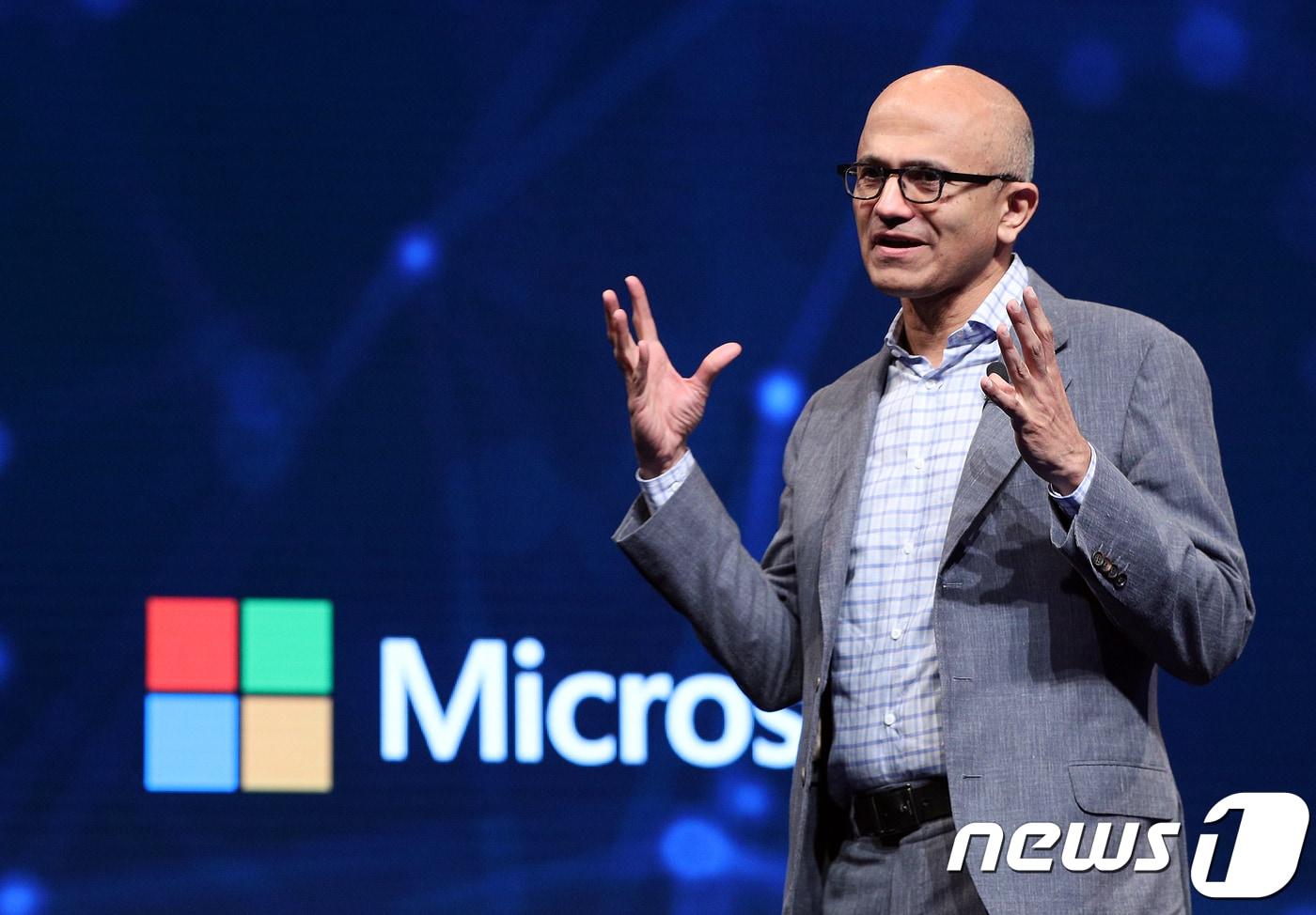 퓨쳐 나우 인공지능 콘퍼런스에서 기조연설을 하고 있는 사티아 나델라 마이크로소프트 최고경영자 2018.11.7/뉴스1 ⓒ News1 신웅수 기자