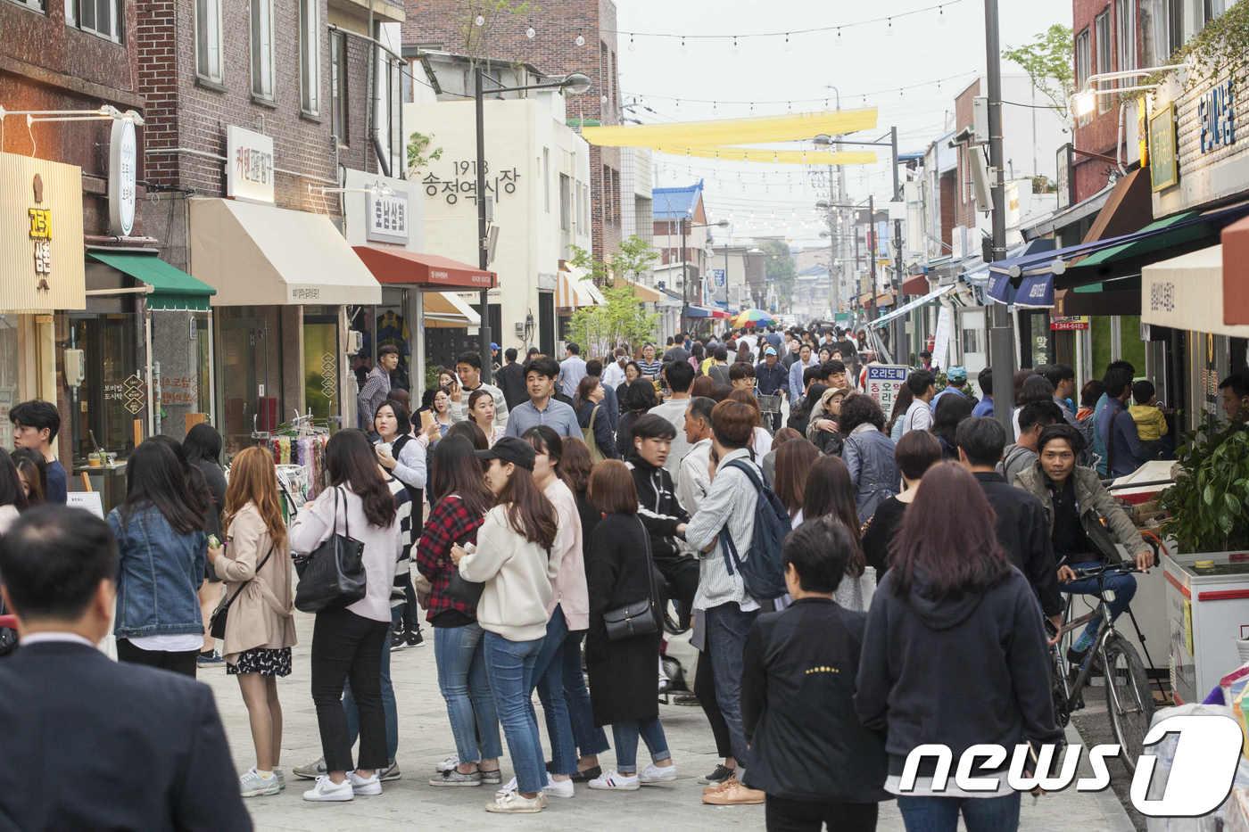 본문 이미지 - 전국적인 명소로 부상하면 관광객으로 북적이는 '1913송정역시장'.(현대차그룹 제공) ⓒ News1