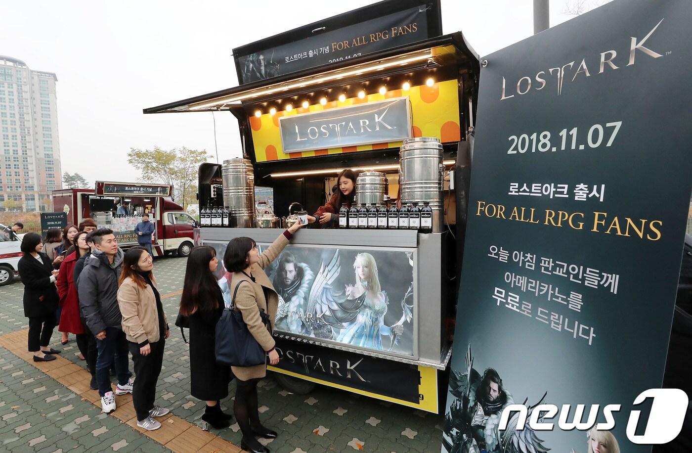 스마일게이트가 지난 7일, ‘PC 온라인 MMORPG ‘로스트아크’ 서비스 오픈을 맞아 그동안 ‘로스트아크’를 응원해준 판교테크노밸리 직장인들에게 감사의 마음을 전하고자 판교역에서 무료 커피트럭을 운영하고 있다. ⓒ News1 전민기 기자