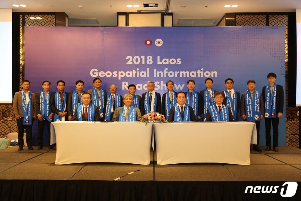 본문 이미지 - 지난 6일 공간정보 로드쇼 개막식에서 LX와 라오스 천연자원환경부 토지국 간 공간정보 분야 상호협력 실행 강화를 위한 양해각서&#40;MOU&#41;를 서명하고 기념사진을 촬영하고 있다.&#40;한국국토정보공사 제공&#41;2018.11.07/뉴스1ⓒ News1